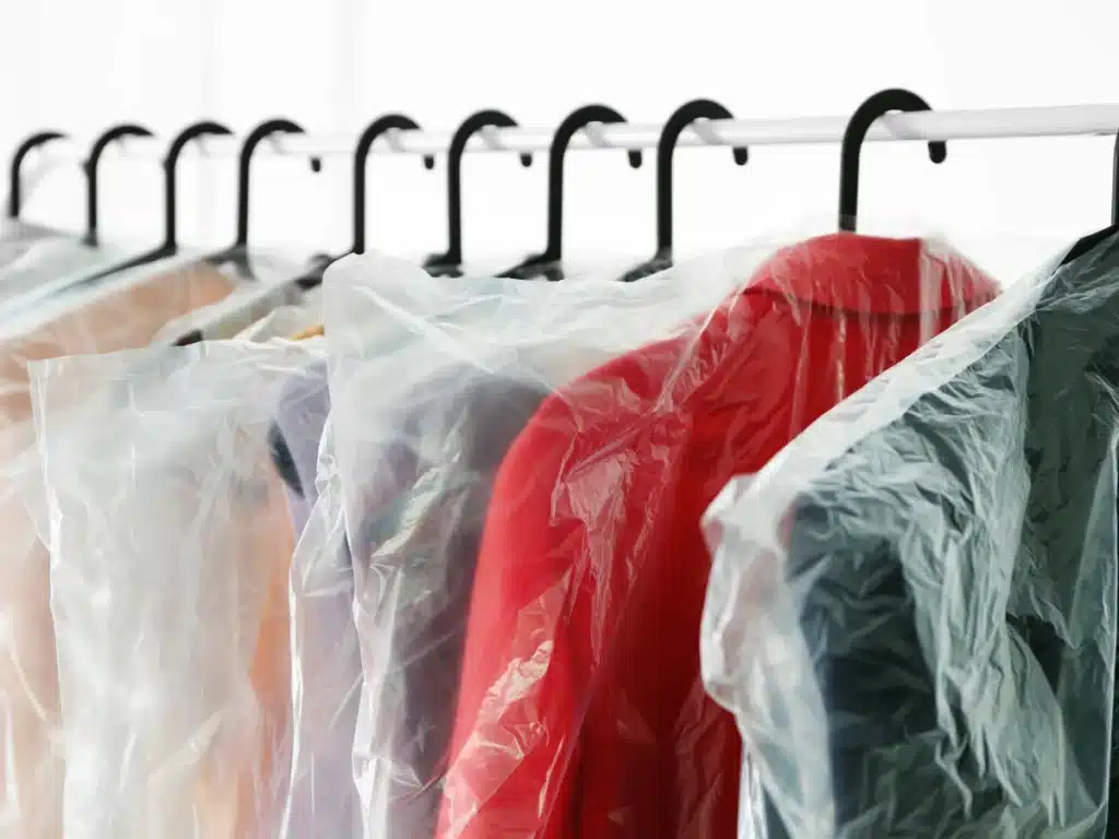 Hanging clothes with trash bags is the best way to move clothes.